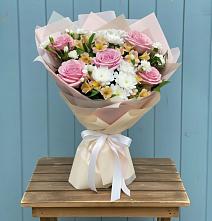 Букет цветов из:  Гвоздики, Орхидеи и Розы в Гиагинском