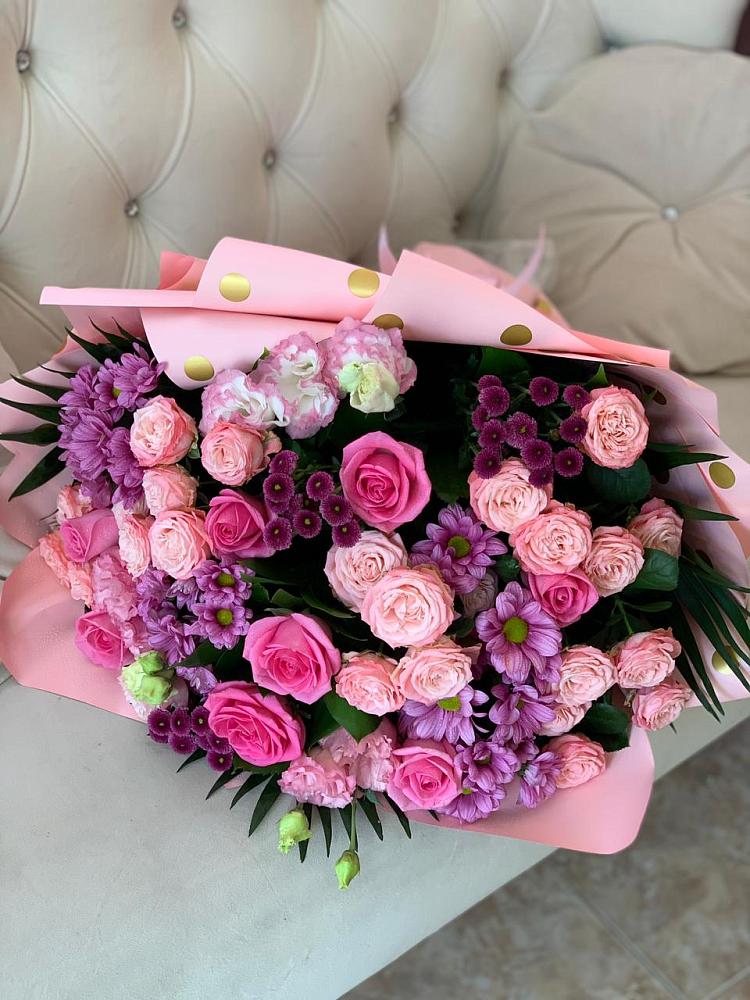 Букет цветов из: Хризантемы, Розы и Лизиантусы в Гиагинском