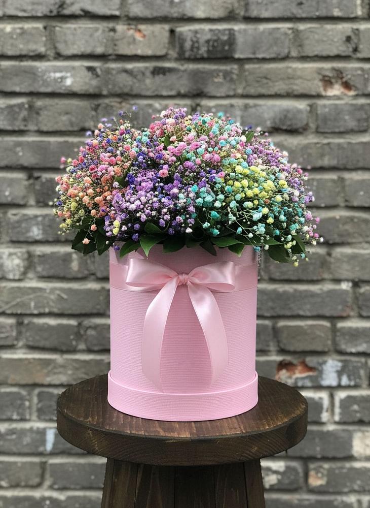 Цветочная композиция из Гипсофила и Розы в шляпной коробке в Гиагинском