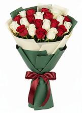 Букет Микс из красных и белых роз в Гиагинском