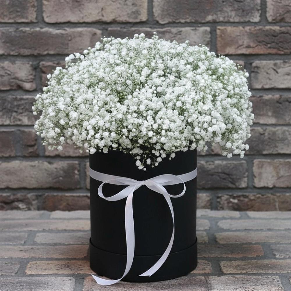 Цветочная композиция из Гипсофила в шляпной коробке в Гиагинском