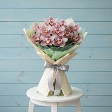 Букет цветов из:  Орхидеи и Розы #REPLACE_PRED# Гиагинском