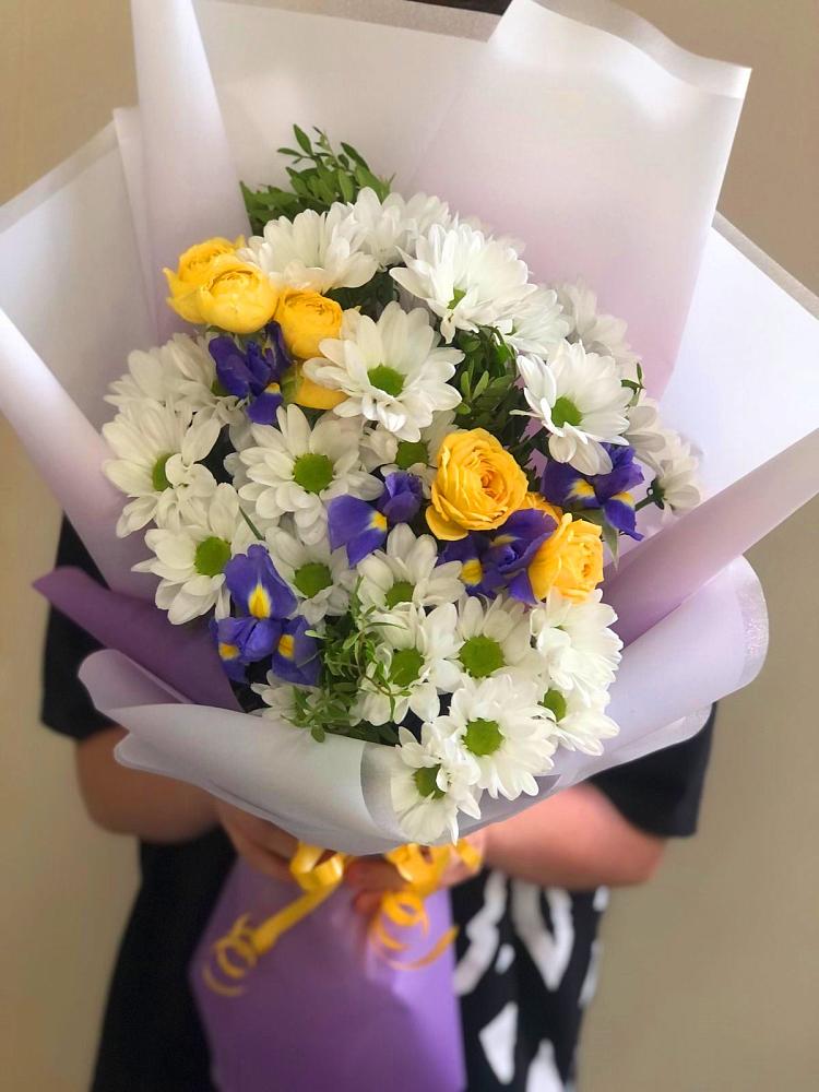 Букет цветов из: Ирисы, Хризантемы и Розы в Гиагинском