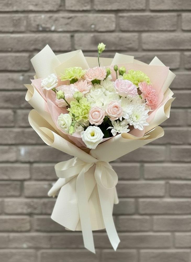 Букет цветов из: Гвоздики, Розы, Лизиантусы и Хризантемы в Гиагинском