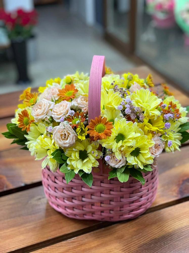 Цветочная композиция из Хризантемы и Розы в корзине в Гиагинском