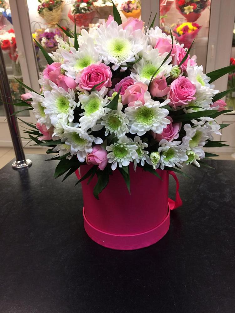 Цветочная композиция из Розы и Хризантемы в шляпной коробке в Гиагинском