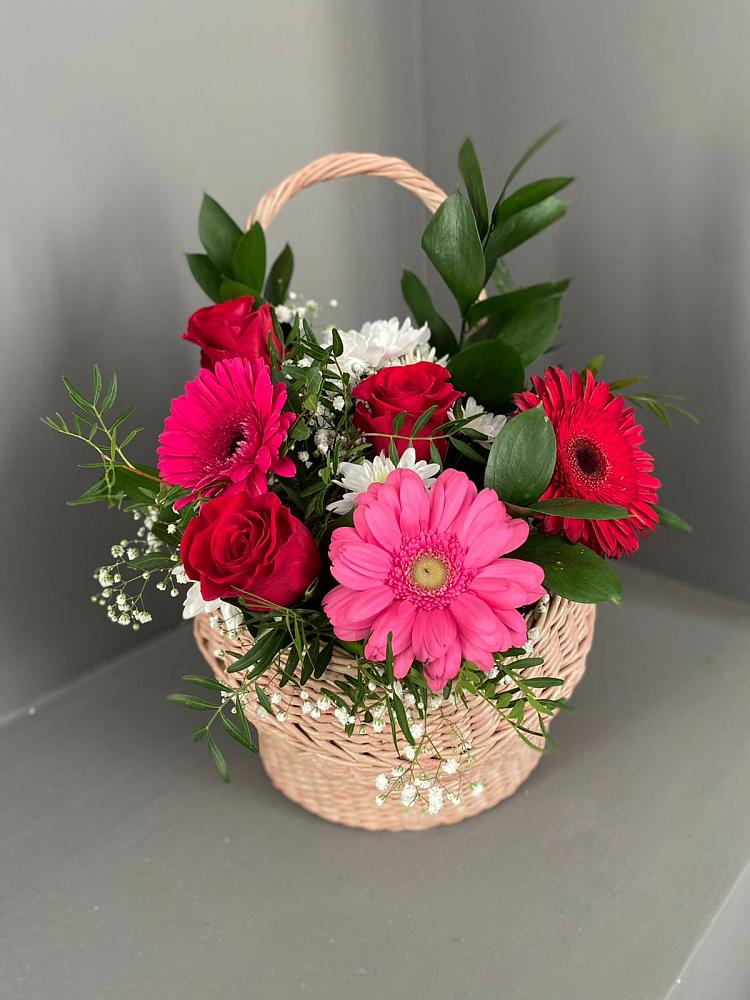 Цветочная композиция из Розы, Хризантемы и Герберы в корзине в Гиагинском