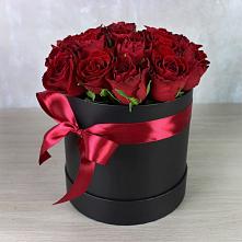 Цветочная композиция из Розы в шляпной коробке в Гиагинском