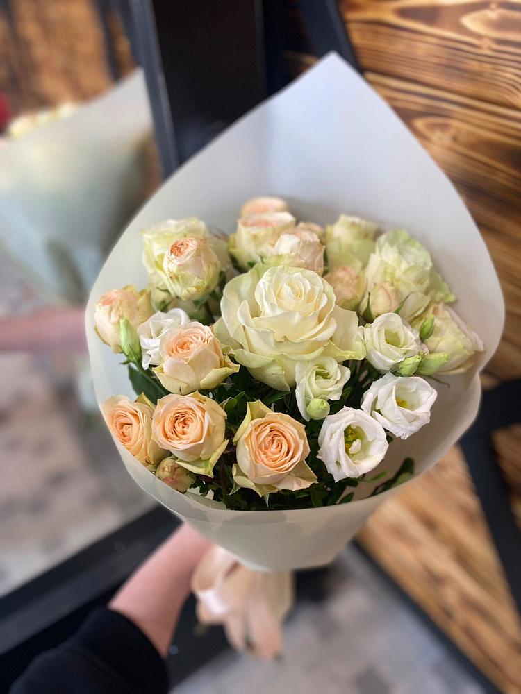 Букет цветов из: Розы и Лизиантусы в Гиагинском